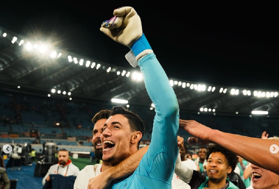 PAHLAWAN: Berke Ozer yang tampil gemilang usai menggagalkan tiga penalti AS Roma.