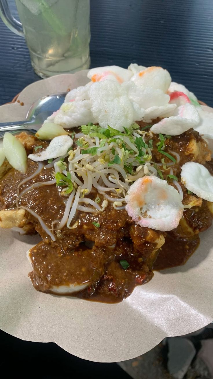 OTENTIK: Sepiring tahu telor hangat dengan bumbu kacang gurih manis, camilan legendaris yang selalu menggugah selera.