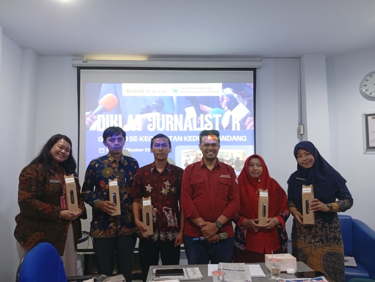PANUTAN : Hadiah exclusive untuk 5 penulis terbaik saat Diklat Jurnalistik Guru se-Kecamatan Kedungkandang, Kamis (2/10).