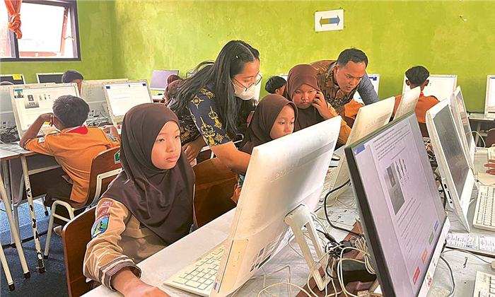 FOKUS DAN TELITI: Siswa SDN Bareng 1 serius mengerjakan ANBK soal numerasi kemarin (2/10) siang.