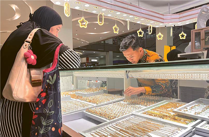 MAKIN MAHAL: Pegawai Toko Mas Wahyu Redjo Cabang Matos melayani konsumen kemarin (2/10).