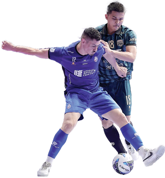 DAPAT KEPERCAYAAN: Pivot Unggul FC Malang Wellington Pereira (kiri) berusaha melindungi bola dalam laga Super Cup 2025 melawan Cosmo JNE, beberapa waktu lalu.