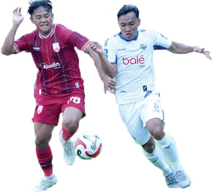 KONSISTEN: Arkhan Fikri (kanan) berusaha melewati gelandang Persis Solo Zanadin Fariz dalam laga Super League pekan ke-7, pekan lalu.