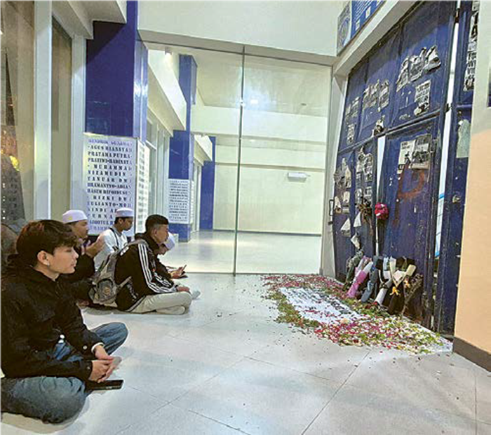 DOAKAN KORBAN: Selain mahasiswa, sejumlah suporter hadir dan turut memanjatkan doa di depan gate 13 Stadion Kanjuruhan.