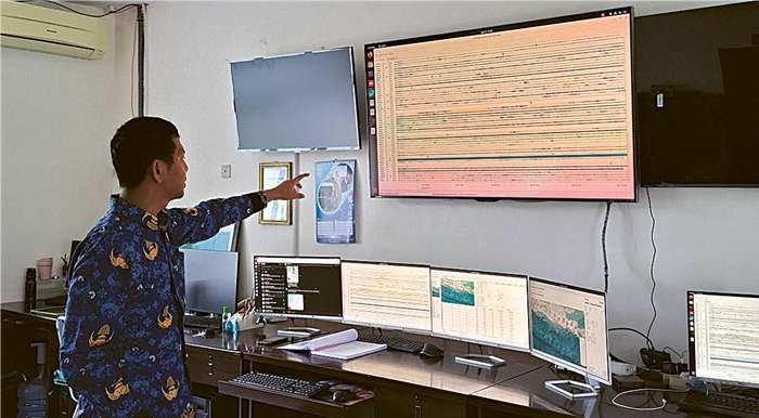TERUS DIPANTAU: Salah satu staf Stasiun Geofisika BMKG Karangkates menunjukkan layar yang digunakan untuk memonitor gem