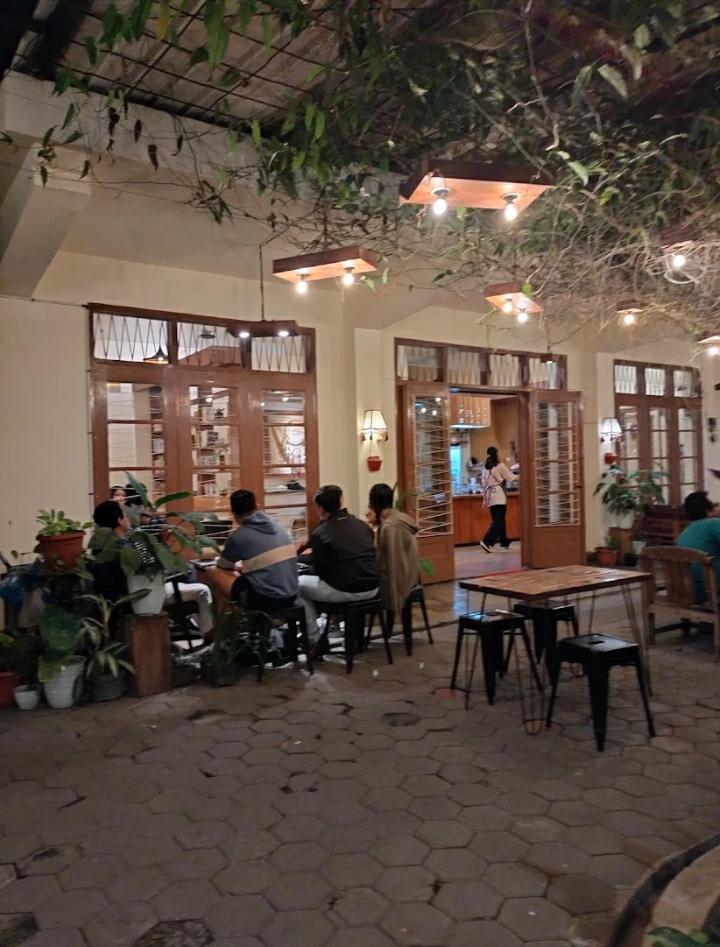 Estetik: Bohemian Cafe, salah satu spot kafe insatragamable yang cocok dikunjungi saat weekend di Malang