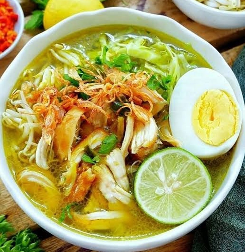 ENAK: Soto ayam berkuah medok
