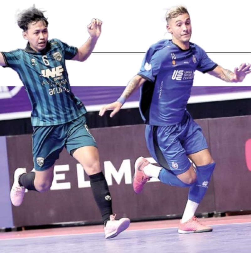 TERMOTIVASI: Ala Unggul FC Malang Andres Josue Teran (kanan) berhasil melewati pemain Cosmo JNE dalam laga Super Cup 2025, pekan lalu.