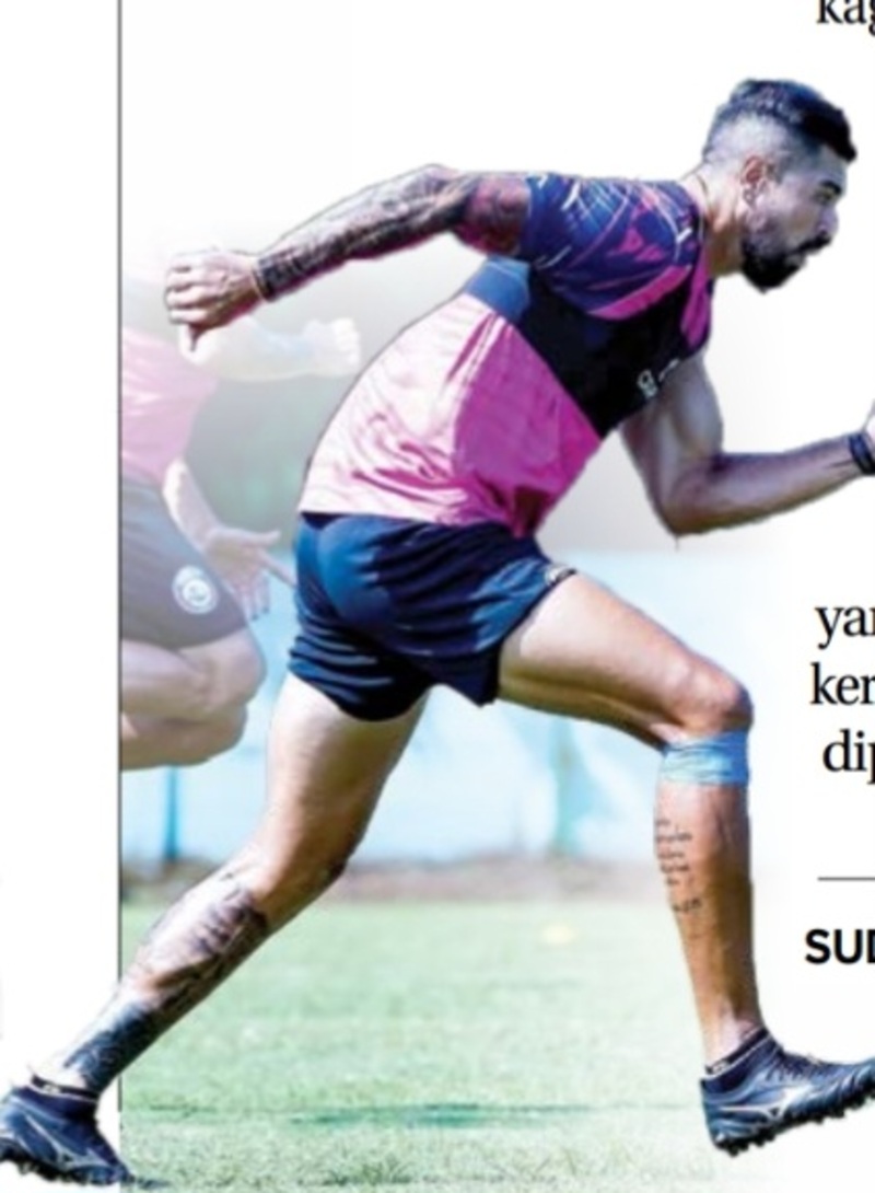 SUDAH TERBIASA: Julian Guevara menjalani sesi latihan di ARG Soccer Field, Lawang, beberapa waktu lalu.