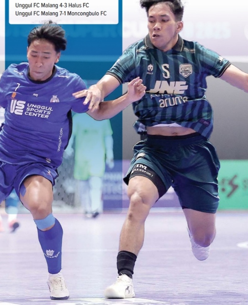 PUNYA MODAL BAGUS: Flank Unggul FC Achmad Vicky (kiri) berusaha melewati pemain Cosmo JNE dalam laga Super Cup di GOR Indoor Manahan, Solo, pekan lalu.&nbsp;
