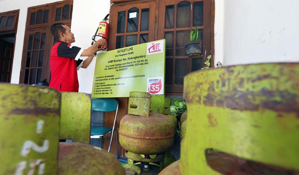 UNIT USAHA BARU: Seorang pegawai KMP Bumiayu menata deretan tabung gas elpiji kemasan 3 kilogram kemarin (3/10). Harga penjualan lebih murah dibanding toko lain.