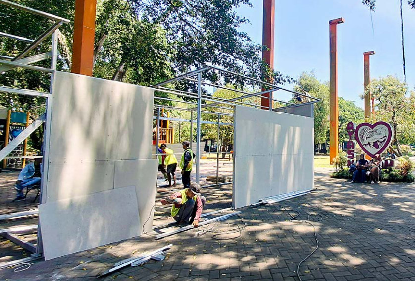 JELANG REVITALISASI: Beberapa pekerja membuat bangunan semi-permanen di Alun-Alun Merdeka kemarin (3/10).