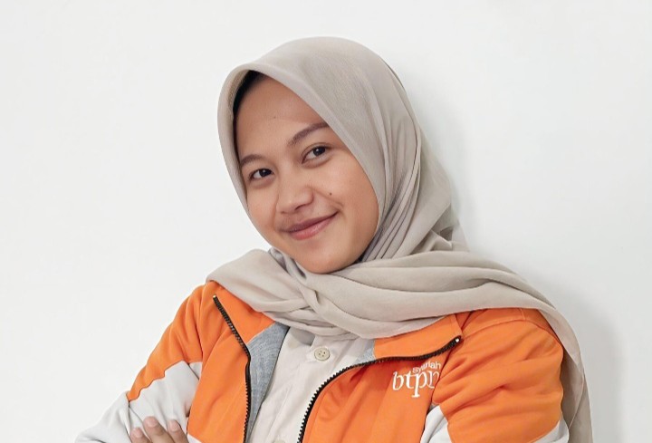 APRESIASI: Anggun Yuliana, Karyawan BTPN Syariah Jawa Timur raih hadiah Umrah.