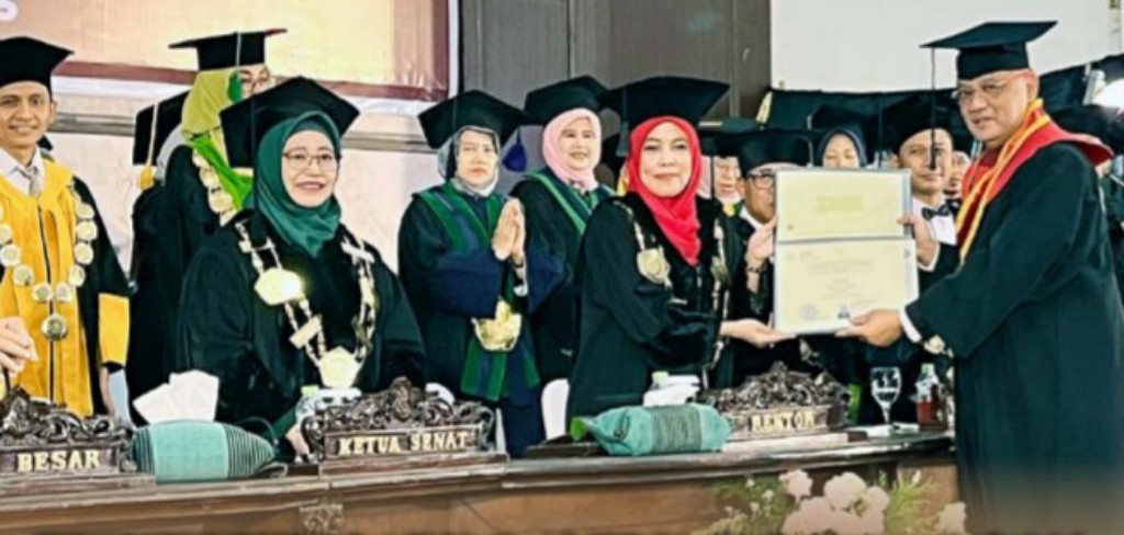 SELESAIKAN PROGRAM DOKTOR: Menteri Haji dan Umrah Dr KH Muhammad Irfan Yusuf menerima ijazah dari Rektor UIN Maliki Malang Prof Dr Hj Ilfi Nur Diana MS dalam wisuda ke-89 (4/10).