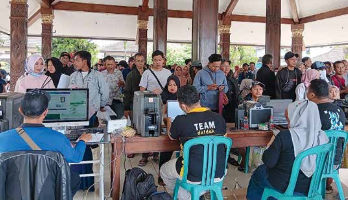 AKTIF JEMPUT BOLA: Layanan administrasi kependudukan dilakukan petugas dari Disdukcapil Kabupaten Malang di Pendapa Eks Kawedanan Singosari, beberapa waktu lalu.