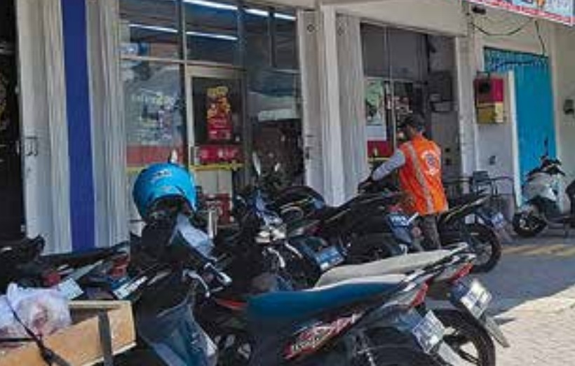 SUMBER PENDAPATAN DAERAH: Area parkir di salah satu minimarket di Kecamatan Tumpang rutin menyetorkan pajak parkir ke Pemkab Malang.