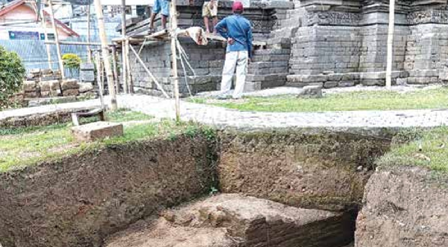 DARI KERAJAAN MAJAPAHIT: Struktur baru di bagian depan Candi Jago, Tumpang ditemukan. Struktur itu terbuat dari batu bata merah.
