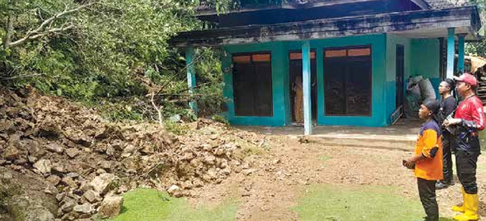 LANGGANAN: Sisa material tanah yang terbawa arus banjir masih memenuhi halaman salah satu rumah warga di Desa Kedungbanteng, Kecamatan Sumbermanjing Wetan, kemarin.
