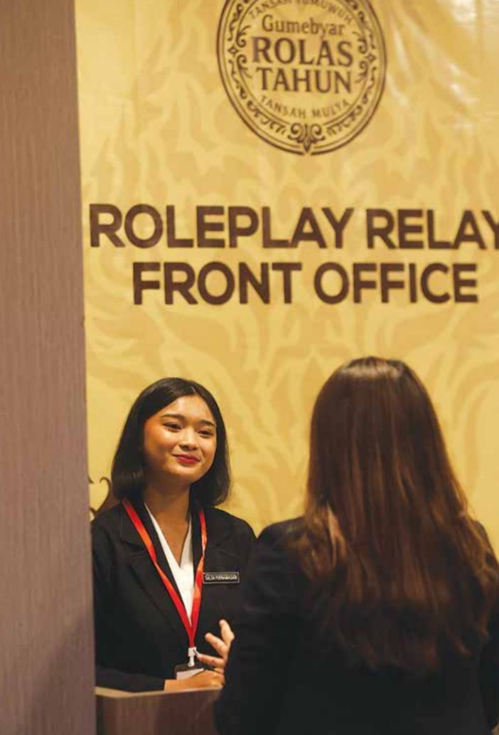 RAMAH: Seorang respsionis hotel THE 101 Malang OJ melayani tamu yang datang. BPS Kota Malang mencatat okupansi hotel pada Agustus lalu merosot hingga 50 persen.