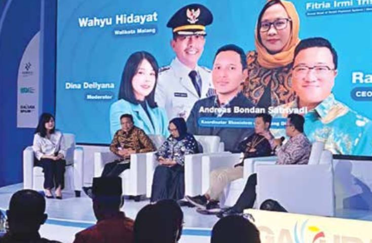 KEYNOTE SPEAKER: Wali Kota Malang Wahyu Hidayat (dua dari kiri) memaparkan ekosistem digital di kota pendidikan pada Kamis (2/10).