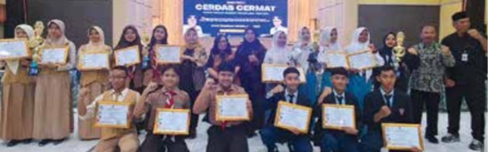 LUAR BIASA : Kabid SMK Dinas Pendidikan Provinsi Jatim Dra Anny Saulina MSi (tengah) bersama para siswa peraih nilai tinggi di Semifinal Lomba Cerdas Cermat SMA/SMK tingkat Korwil IV, kemarin.