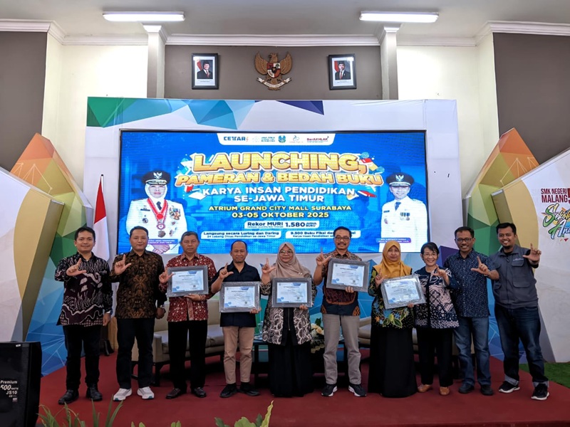 APRESIASI : Pemberian penghargaan kepada sekolah yang peduli dengan literasi oleh Cabang Dinas Pendidikan Wilayah Kota Malang-Batu, Sabtu (4/10).