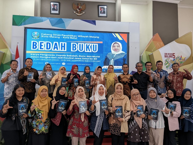 TERBAIK : Foto bersama peserta Diklat Jurnalistik Guru Jawa Pos Radar Malang sekaligus penulis buku "Saya, Buku, dan Tanya-tanya yang Tak Kunjung Usai".