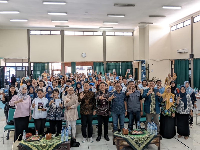 SEMARAK : Seluruh peserta Launching Buku, Pameran dan Bedah Buku Karya Insan Pendidikan se-Jawa Timur di SMKN 5 Malang, Sabtu (4/10)