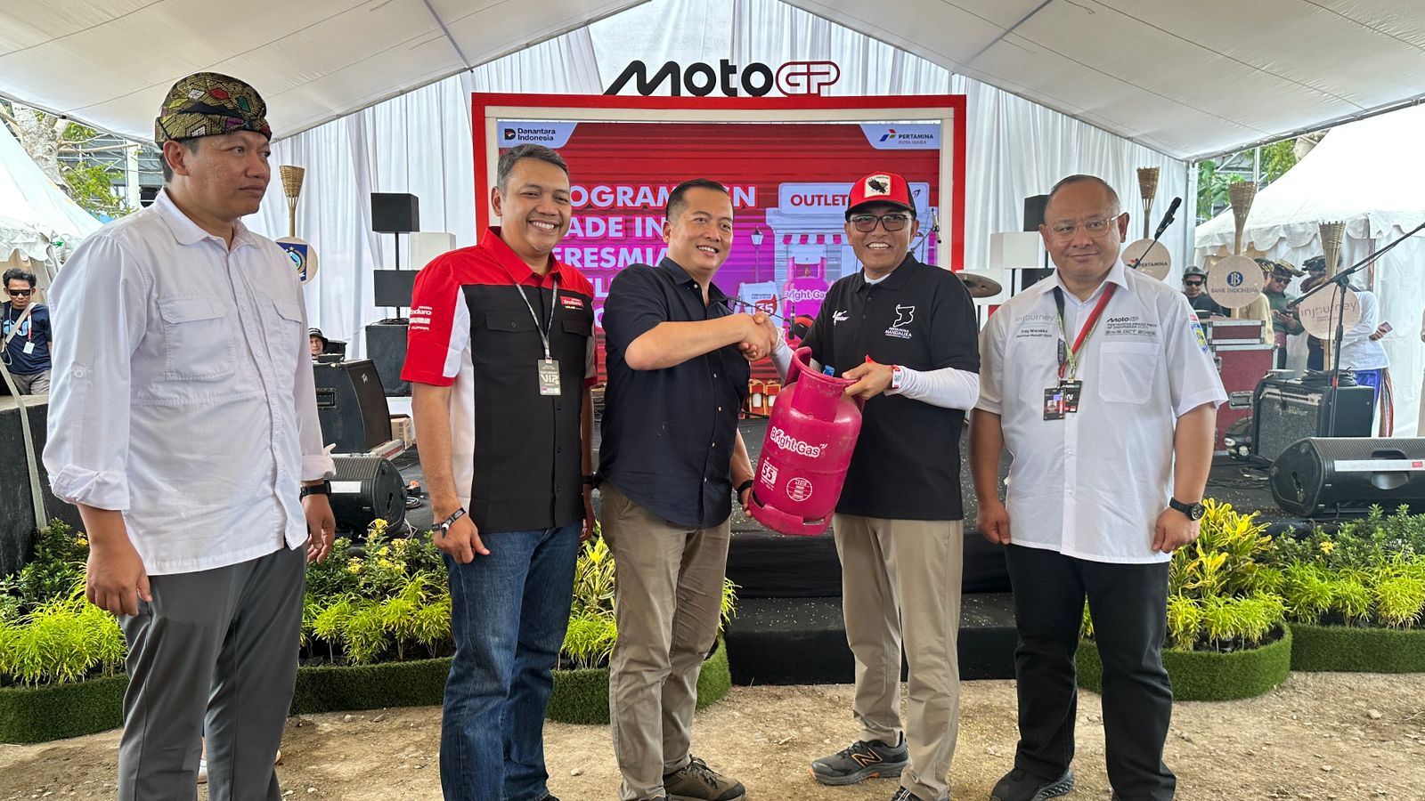 SEMANGAT: Pertamina Patra Niaga bekerja sama dengan Pemerintah Provinsi Nusa Tenggara Barat (NTB) resmi meluncurkan Program Outlet ASN Pertama di Indonesia.