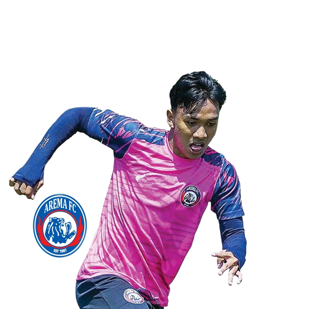 TAJAM: Arkhan Fikri menggiring bola dalam sesi latihan di ARG Soccer Field, Lawang, pekan lalu.