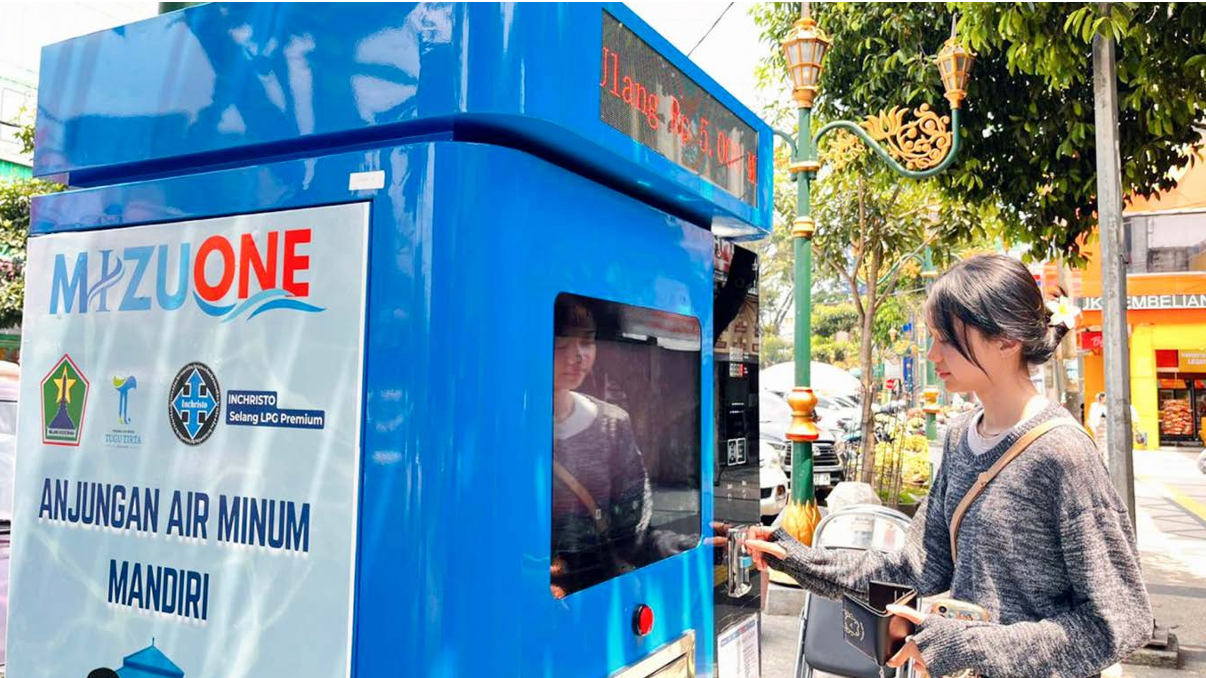 AIR MINERAL: Seorang pengunjung di Kajoetangan heritage melakukan isi ulang air mineral di Jalan Basuki Rahmat kemarin (4/10)