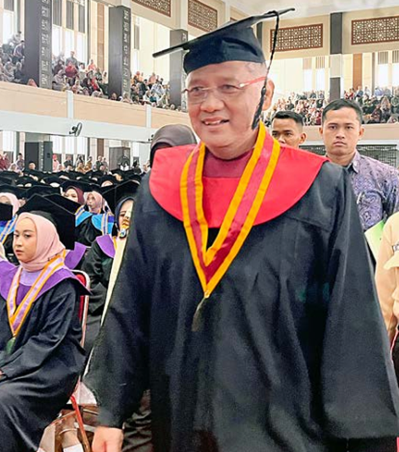 MENUNGGU PERSETUJUAN: Menteri Haji dan Umrah Mochamad Irfan Yusuf menjalani wisuda program doktor di UIN Maliki Malang kemarin (4/10).