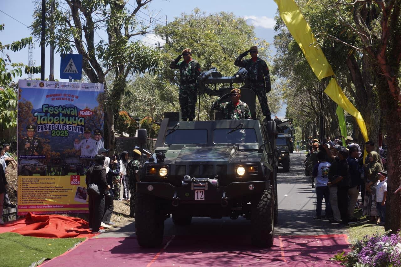 WISATA DAN EDUKASI: Kendaraan tempur dan alutsista dipamerkan di Jalan Ksatrian Pusdik Arhanud, Desa Pendem, Kecamatan Junrejo, Kota Batu, kemarin (4/10).
