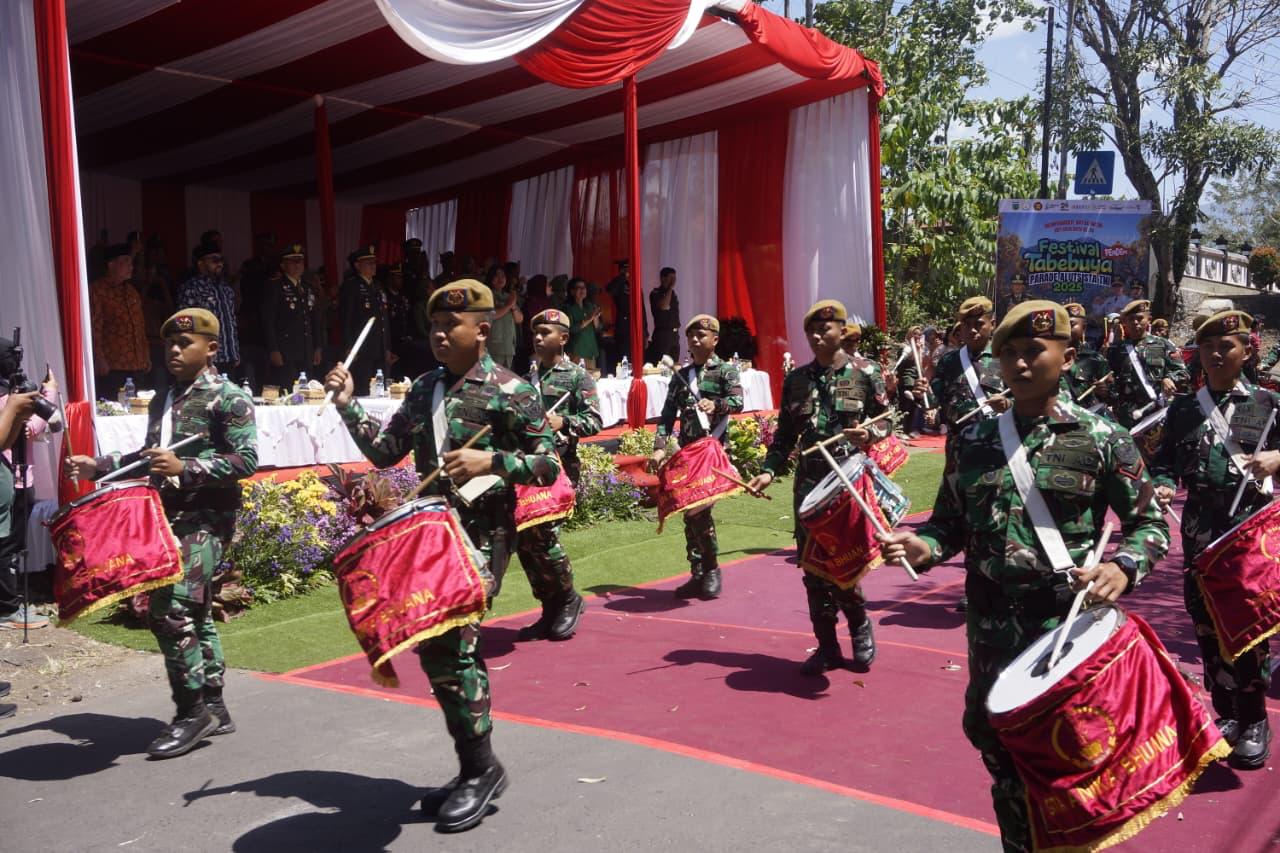 SEMARAK: Pertunjukan drumband yang dibawakan tentara Arhanud menyemarakkan Festival Tabebuya 2025.