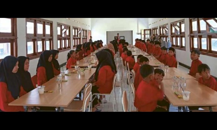 UTAMAKAN KEBERSAMAAN: Siswa-siswi di Sekolah Rakyat Terintegrasi 47 Malang di Balai Latihan Kerja (BLK) Singosari berkumpul sebelum makan bersama, beberapa hari lalu.