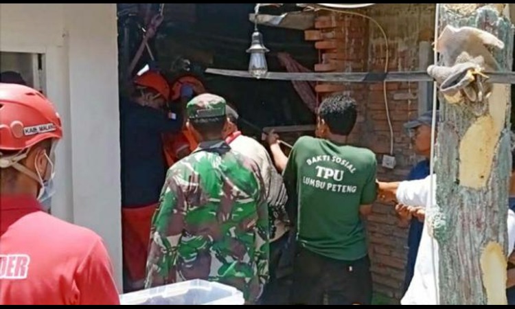 MUSIBAH: Tim gabungan dari BPBD, PMI, dan Polsek Sumberpucung mengevakuasi jenazah korban dari sumur di Desa Karangkates, Kecamatan Sumberpucung kemarin.