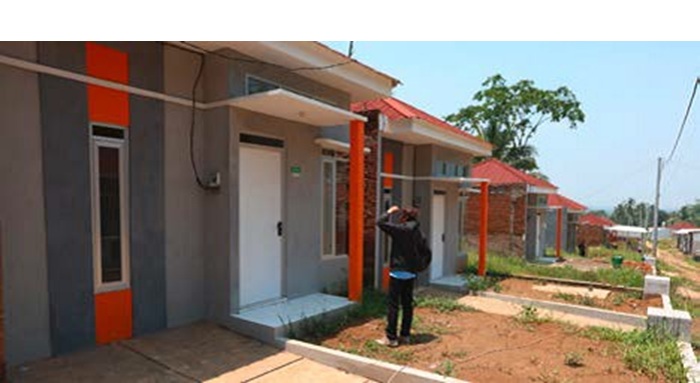 BEBAS BPHTB: Seorang user meninjau rumah subsidi miliknya di daerah Kelurahan Wonokoyo, Kecamatan Kedungkandang, kemarin.