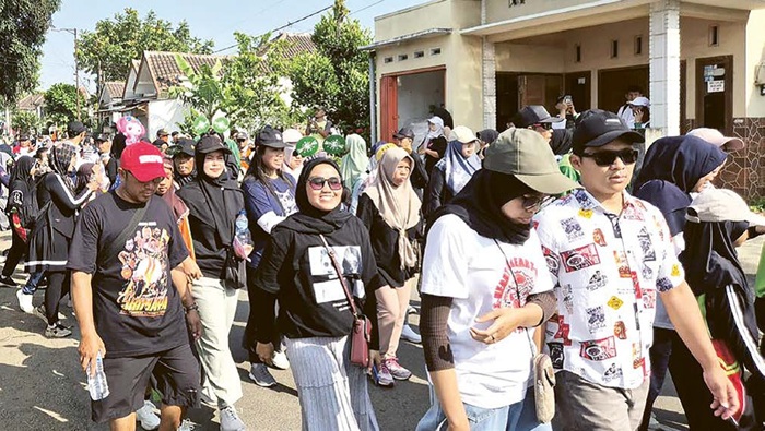 SEMARAK: Peserta jalan sehat Ma&rsquo;arif Day 2025 antusias mengikuti acara dengan memadati lokasi sejak pukul 06.00 kemarin.