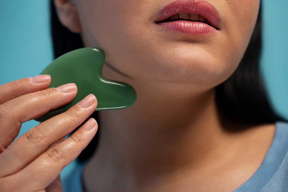 SKINCARE: Cari tahu tentang Gua Sha, teknik pijatan kuno khas Tionghoa yang menyimpan segudang manfaat untuk kecantikan