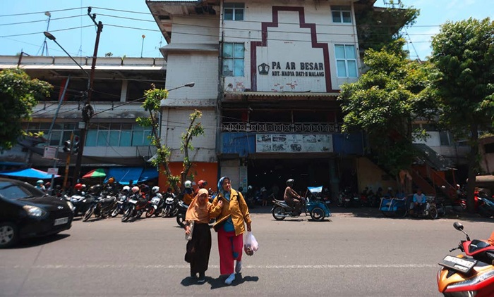 BUTUH KEJELASAN: Kondisi bangunan bagian samping Pasar Besar Malang yang sudah kusam kemarin siang. DPRD mendesak Pemkot Malang untuk memberi kejelasan terkait proyek revitalisasi Pasar Besar Malang