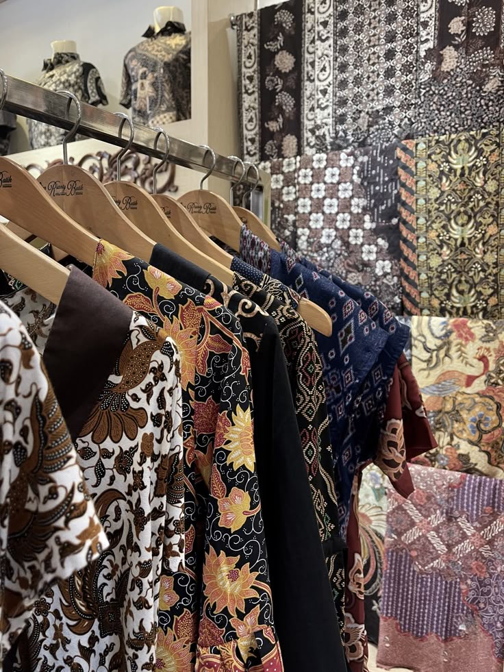 ELEGAN: Sentra batik di Malang ini mempertahankan keindahan motif klasik dengan sentuhan modern yang memikat pembeli lokal maupun wisatawan.