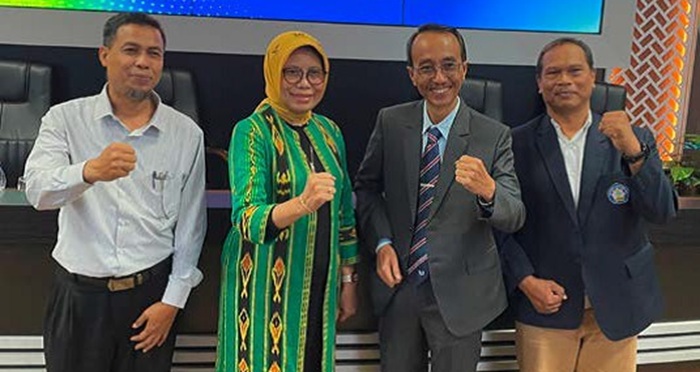 EMBAN AMANAH LAGI: Ir Supriatna Adhisuwignjo ST MT (dua dari kanan) dengan panitia pemilihan direktur Polinema setelah rapat senat tertutup pada Sabtu (4/10) lalu.