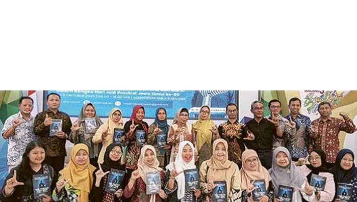 SEMARAK: Foto bersama peserta Diklat Jurnalistik Guru Jawa Pos Radar Malang sekaligus penulis buku Saya, Buku, dan Tanya-tanya yang Tak Kunjung Usai, Sabtu (4/10).