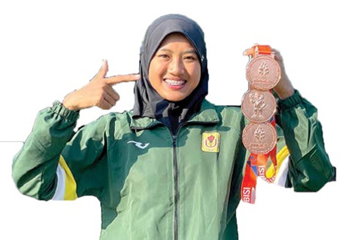 MENAKLUKKAN TANTANGAN: Lolita Endah Prasiwi meraih tiga medali perunggu dalam ajang POMNAS XIX 2025, di GOR Jatidiri Semarang, 22 September lalu.