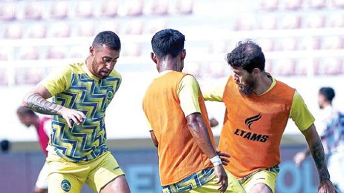 TAMPIL POSITIF: Paulinho Moccelin (kiri) berusaha melewati Bayu Setiawan dan Luiz Gustavo dalam sesi pemanasan sebelum melawan Persis Solo, beberapa waktu lalu.