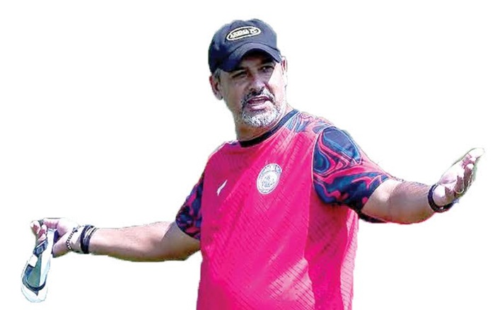 CATATKAN START POSITIF: Pelatih Kepala Arema FC Marcos Santos memberi instruksi dalam sesi latihan di ARG Soccer Field, Lawang, pekan lalu.