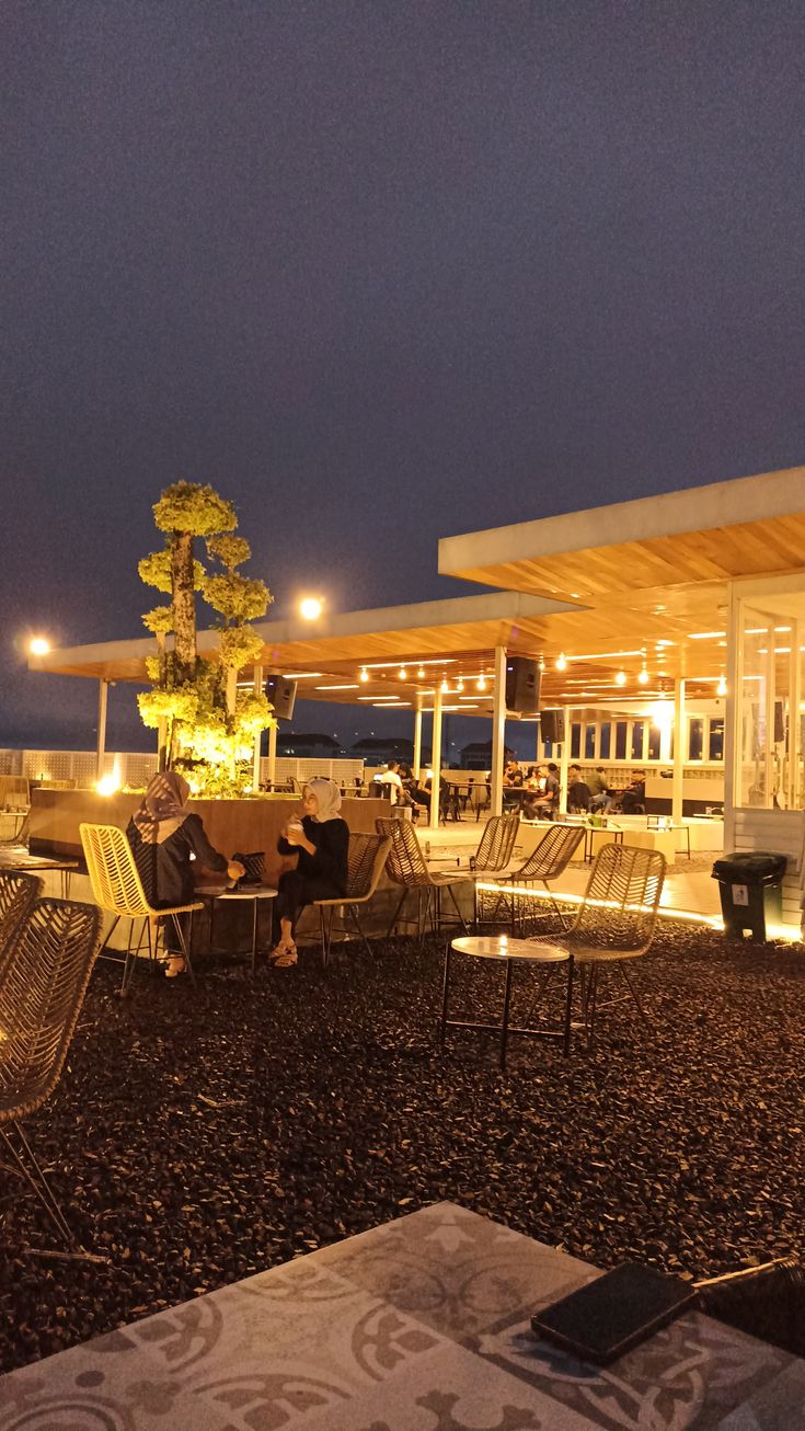 ESTETIK: Nikmati pemandangan kota Malang dari kafe rooftop sambil menyeruput kopi dan menikmati suasana malam yang menenangkan.