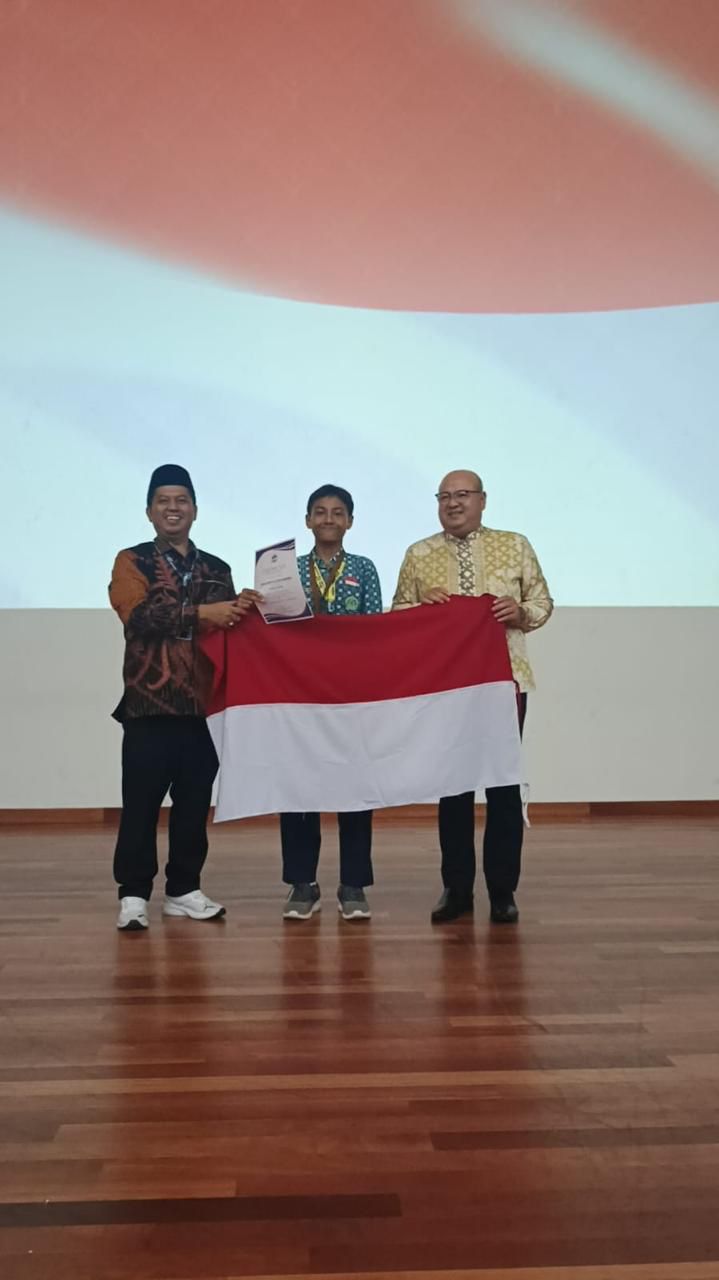 JAGO BAHASA ARAB: &nbsp;Ahmad Raditya Javas H, dengan kefasihannya dalam berbahasa Arab, sukses membawa pulang medali perunggu dalam kategori Pidato Bahasa Arab.