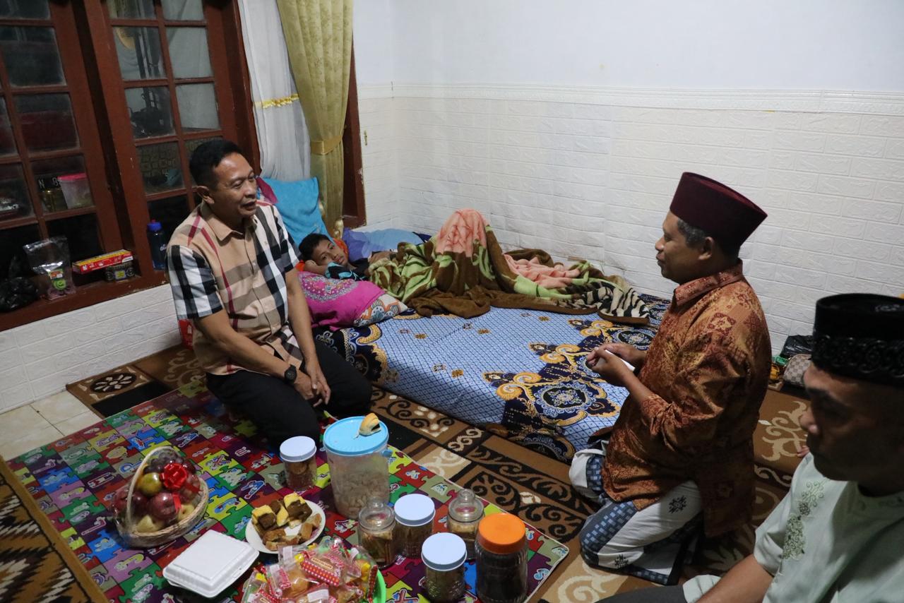 Wali Kota Malang Wahyu Hidayat (kiri) menjenguk santri korban ambruknya Ponpes Al-Khoziny di Sidoarjo pada Minggu (5/10). (Prokompim Setda Kota Malang for Radar Malang)
