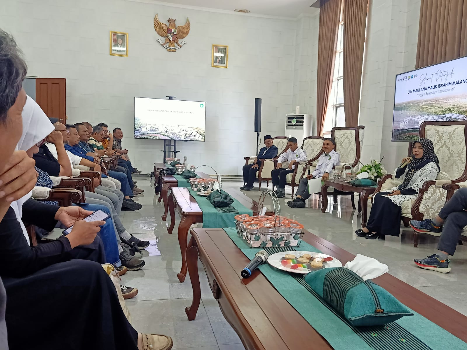 PEDULI: Rektor UIN Maliki Malang Prof Dr Hj Ilfi Nur Diana, S.Ag, M.Pd saat bertemu dengan sejumlah perwakilan media masa di ruang rektor, siang tadi (6/10)